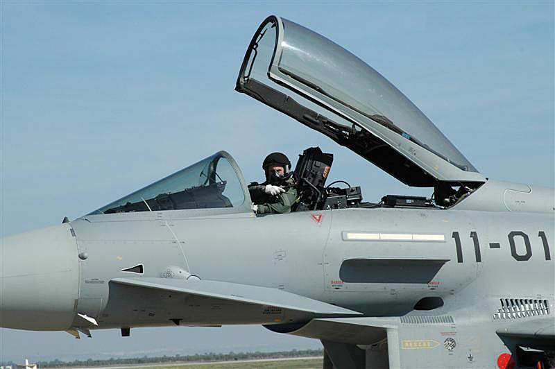 Span_Eurofighter08.JPG - ... ready